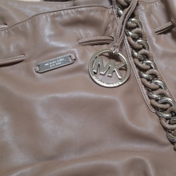 MICHAEL KORS LAMB LEATHER TAN AND SILVER PURSE - Picture 6 of 6